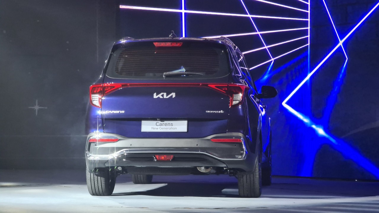 Kia Carens hoàn toàn mới ra mắt tại Việt Nam với 7 phiên bản, giá 619 triệu đồng Kia Carens hoàn toàn mới ra mắt tại Việt Nam với 7 phiên bản, giá 619 triệu đồng