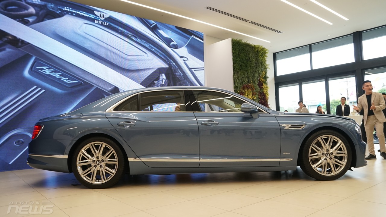 Bentley Flying Spur Hybrid 2023 ra mắt tại Việt Nam với giá từ 16,8 tỉ đồng