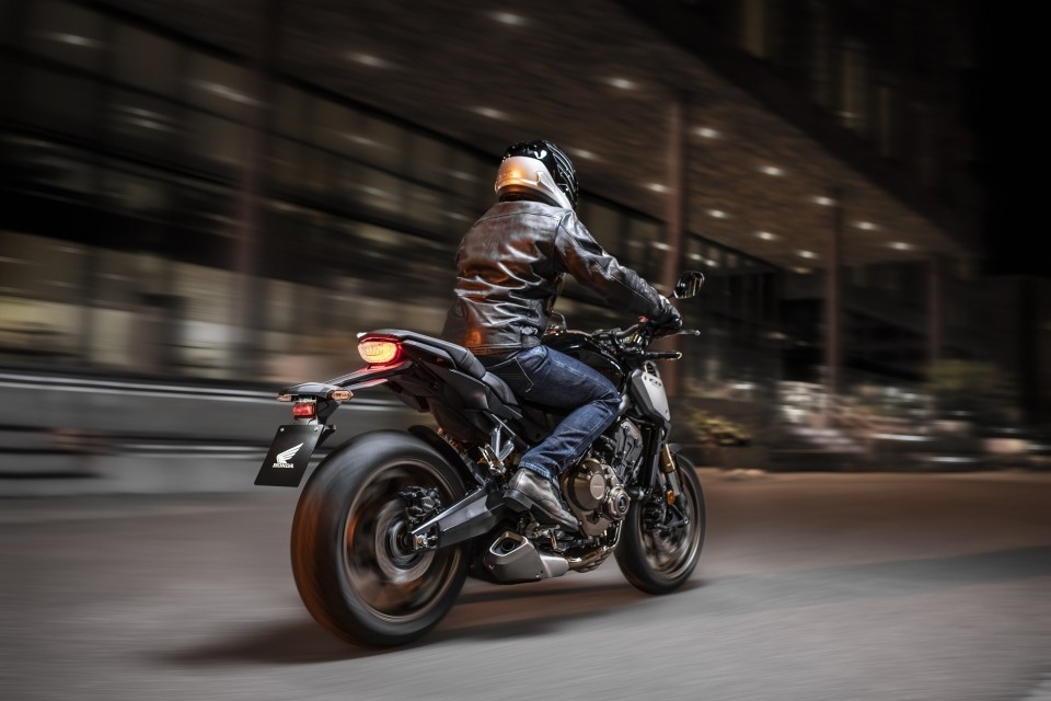 Honda CB650R 2021 – chạy “sướng” hơn bạn nghĩ