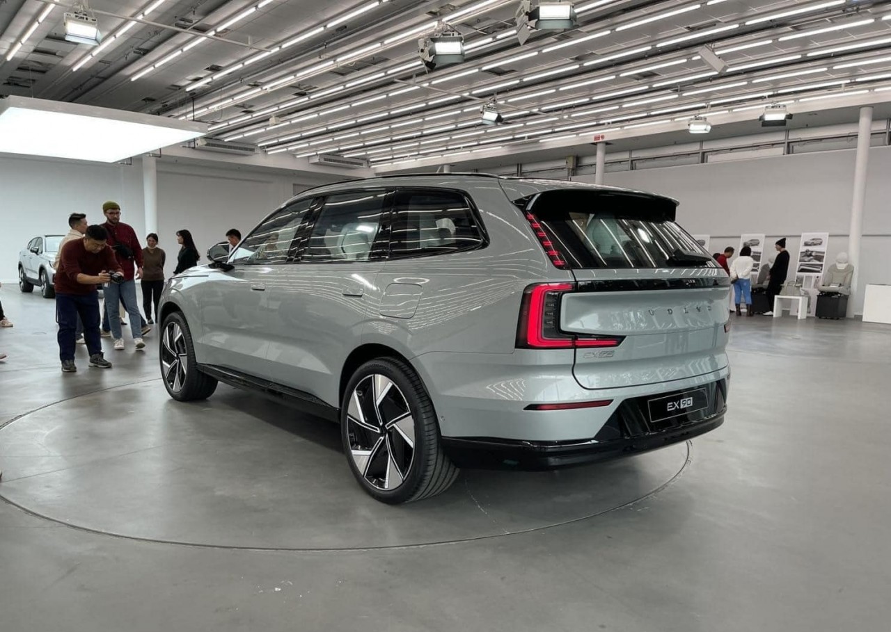 Ngắm nhìn hình ảnh thực tế đẹp mãn nhãn của VOLVO EX90 Ngắm nhìn hình ảnh thực tế đẹp mãn nhãn của VOLVO EX90