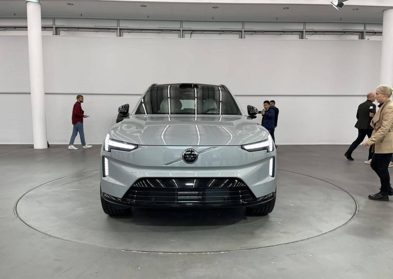 Ngắm nhìn hình ảnh thực tế đẹp mãn nhãn của VOLVO EX90 Ngắm nhìn hình ảnh thực tế đẹp mãn nhãn của VOLVO EX90