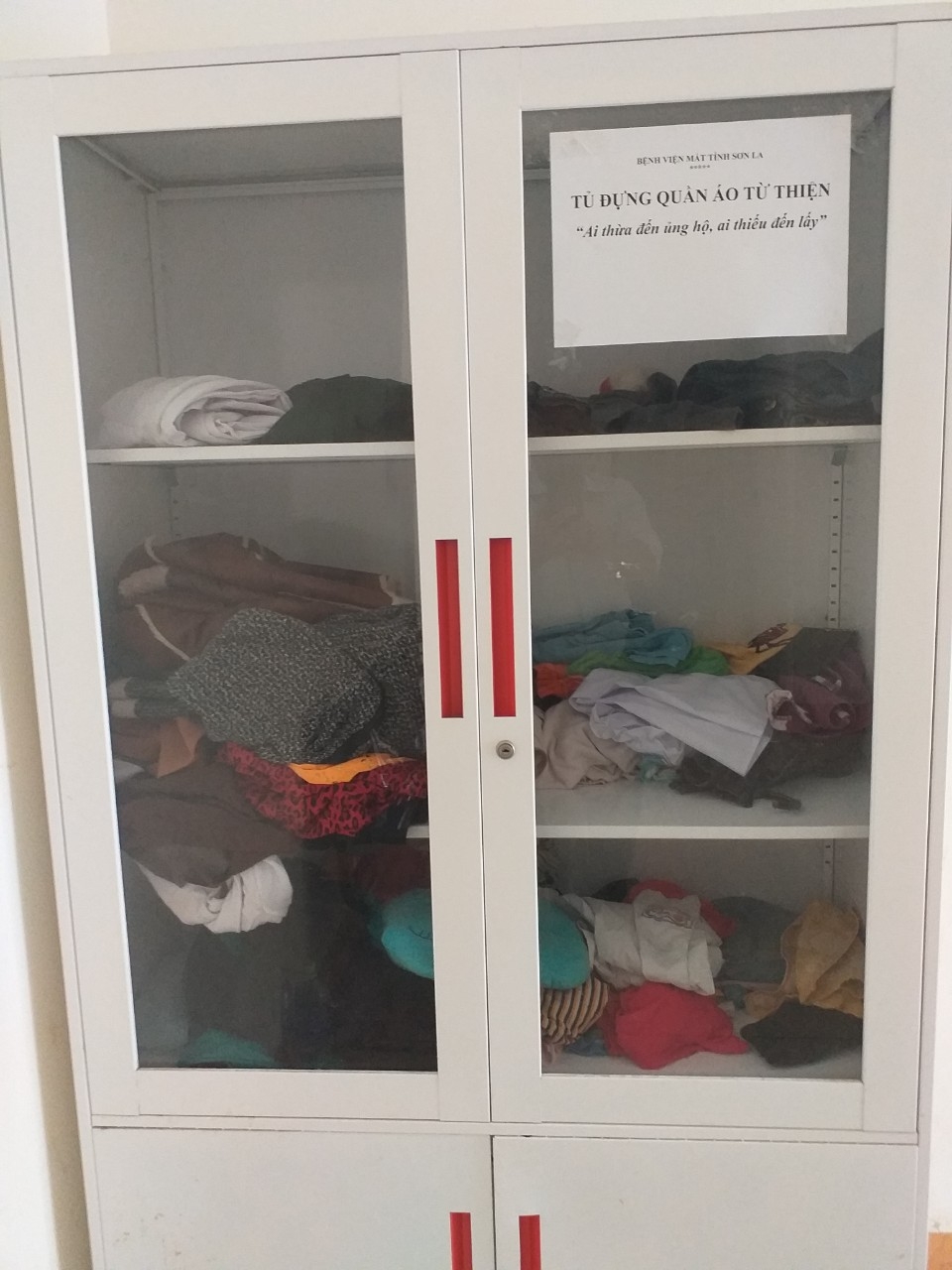 Thắp lên niềm tin từ tủ quần áo “Ai thừa đến ủng hộ, ai thiếu đến lấy" tu quan ao tu thien ai thua den ung ho ai thieu den lay