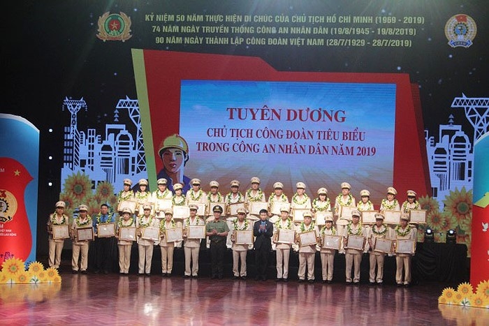 Biểu dương Chủ tịch Công đoàn tiêu biểu và đón nhận Cờ thi đua của Chính phủ bieu duong chu tich cong doan tieu bieu va don nhan co thi dua cua chinh phu