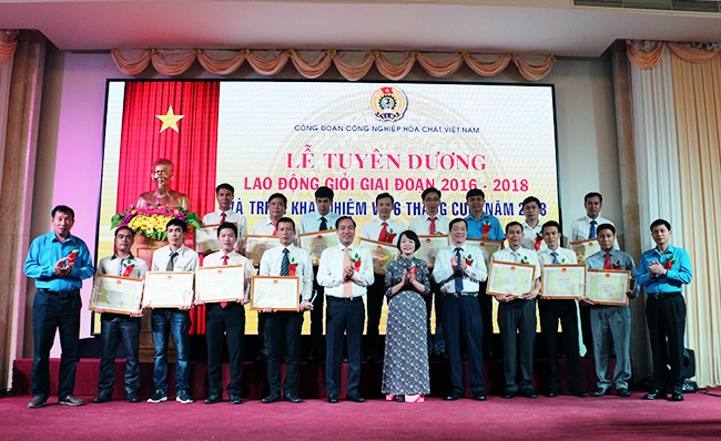 Khen trúng, thưởng đúng sẽ giúp công nhân tăng năng suất lao động