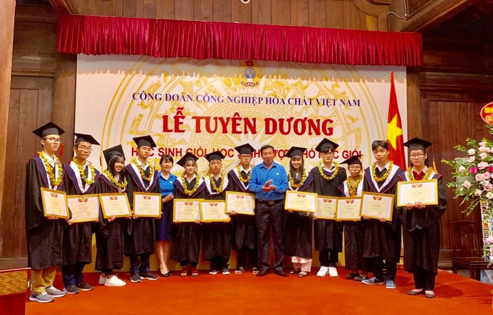 tuyen duong hoc sinh gioi de bo me yen tam voi cong viec