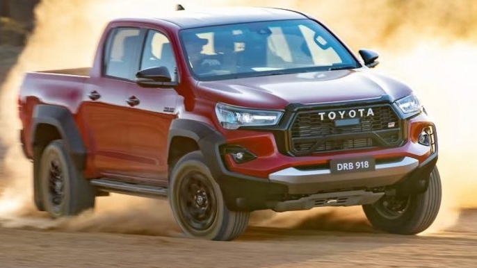 Toyota Hilux GR Sport 2023 ra mắt, đối đầu Ford Ranger Raptor