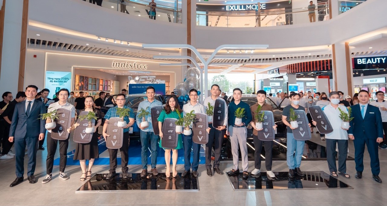 VinFast bàn giao lô xe VF5 Plus đầu tiên cho khách hàng