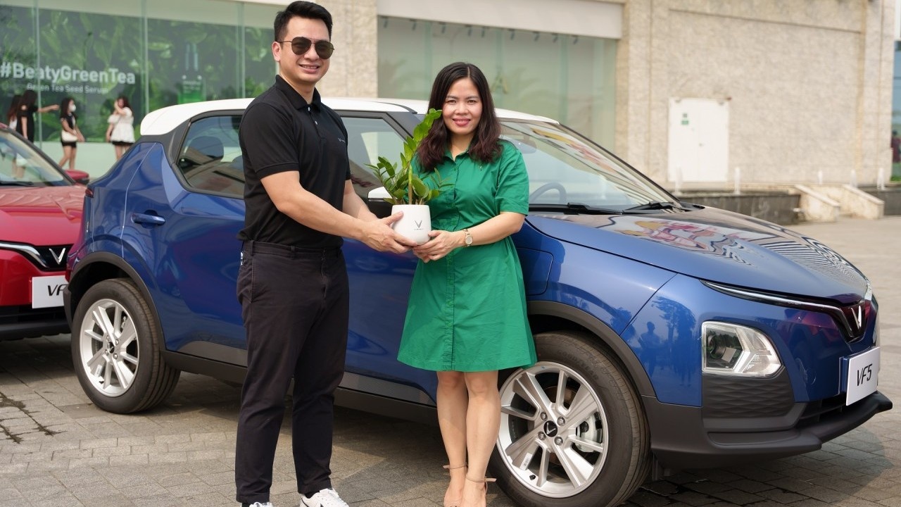 Nhiều người lần đầu sở hữu xe VinFast, có người vẫn đang đi học lái