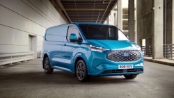 Ford E-Transit Custom 2023 ra mắt: Đi được 380km/lần sạc