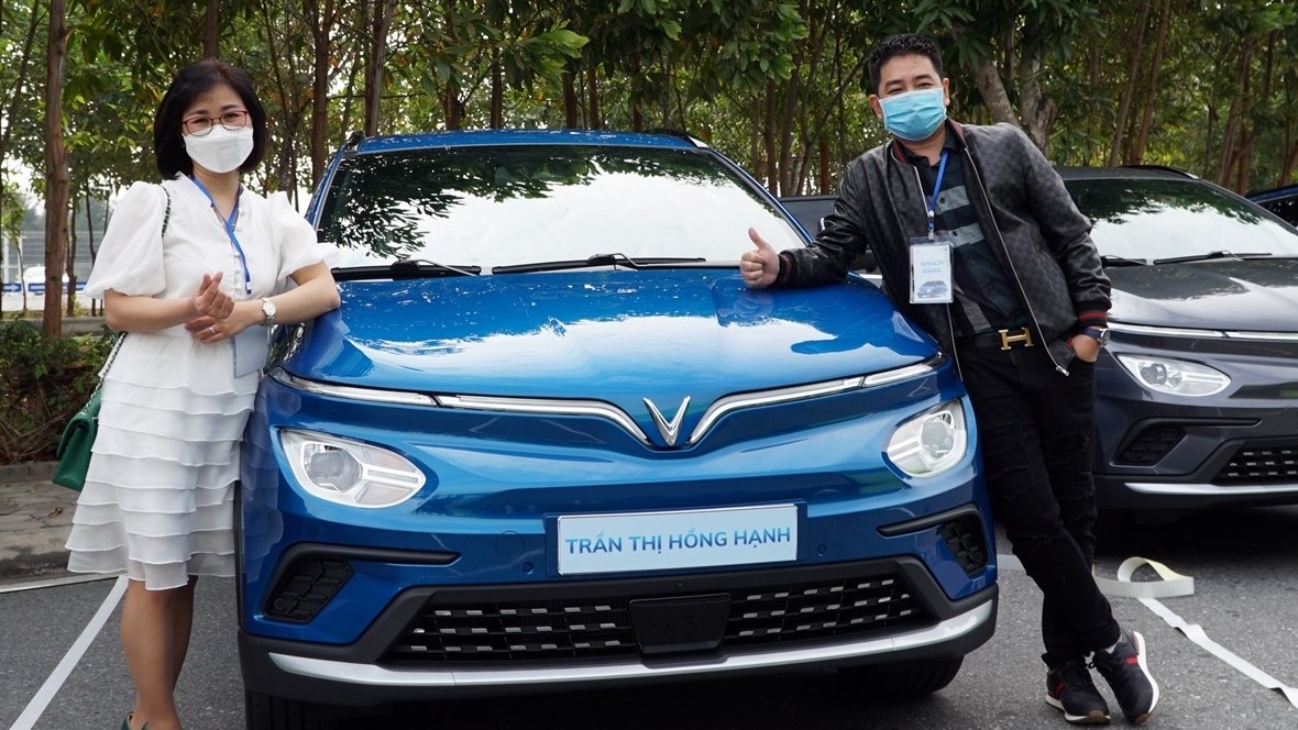 So sánh chi phí xe xăng và xe điện