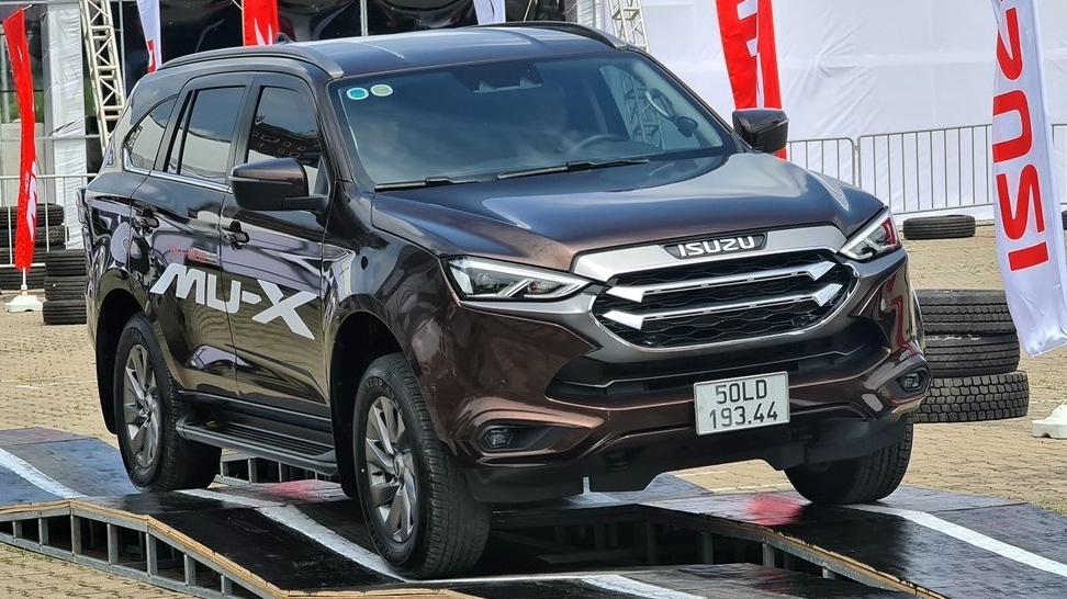Vừa ra mắt Isuzu mu-X thế hệ mới đã giảm giá đến 55 triệu đồng