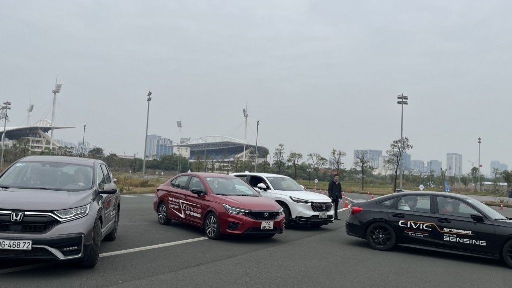 Khách hàng thích thú trải nghiệm các mẫu xe ô tô tại Honda Thanks Day