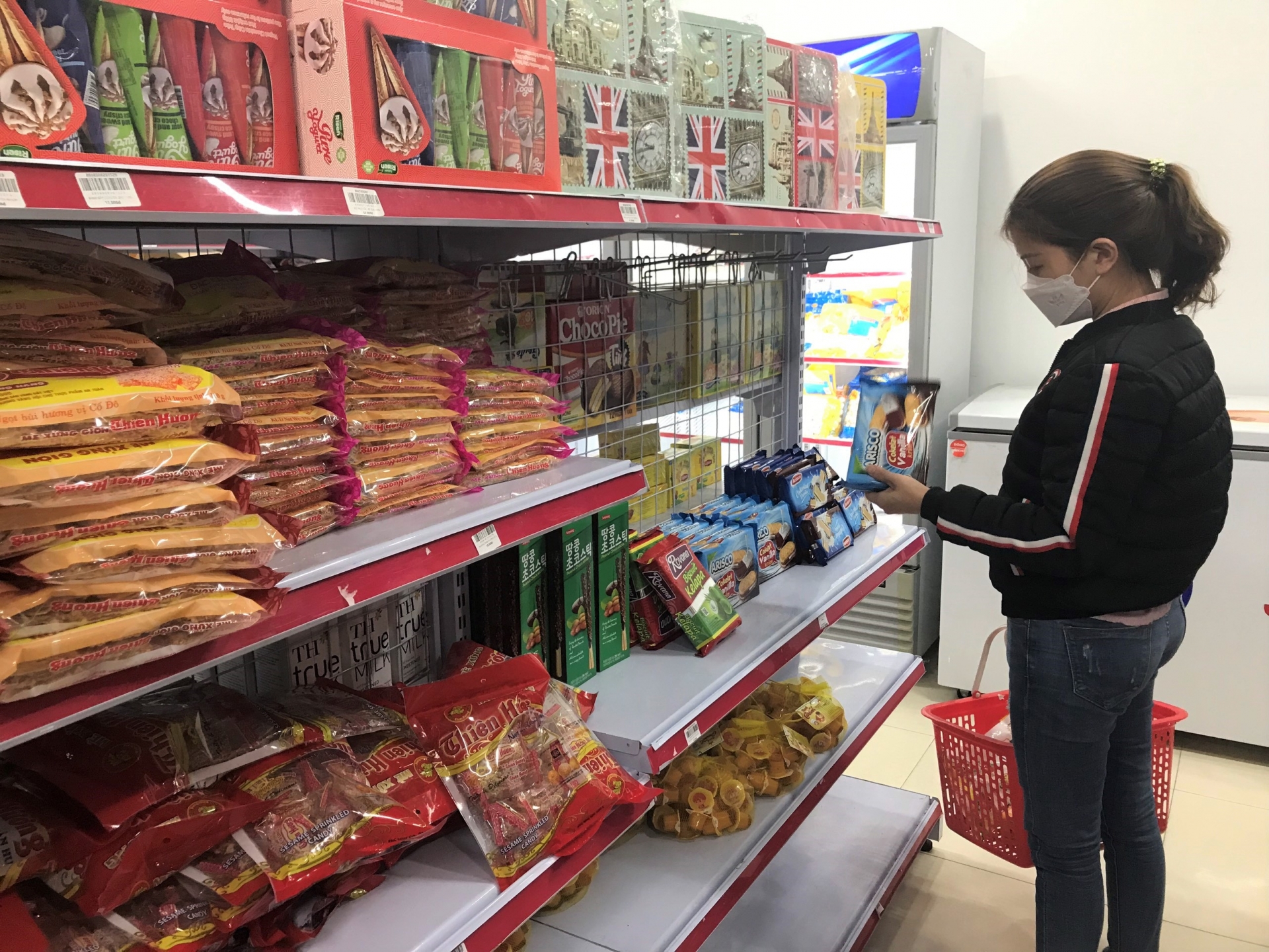 Chị Phan Thị Huyền Trang (Công nhân) được bạn bè trong công ty giới thiệu đến Siêu thị “Phúc lợi đoàn viên - Union Mart”để mua sắm (Ảnh: Phan Nguyên)