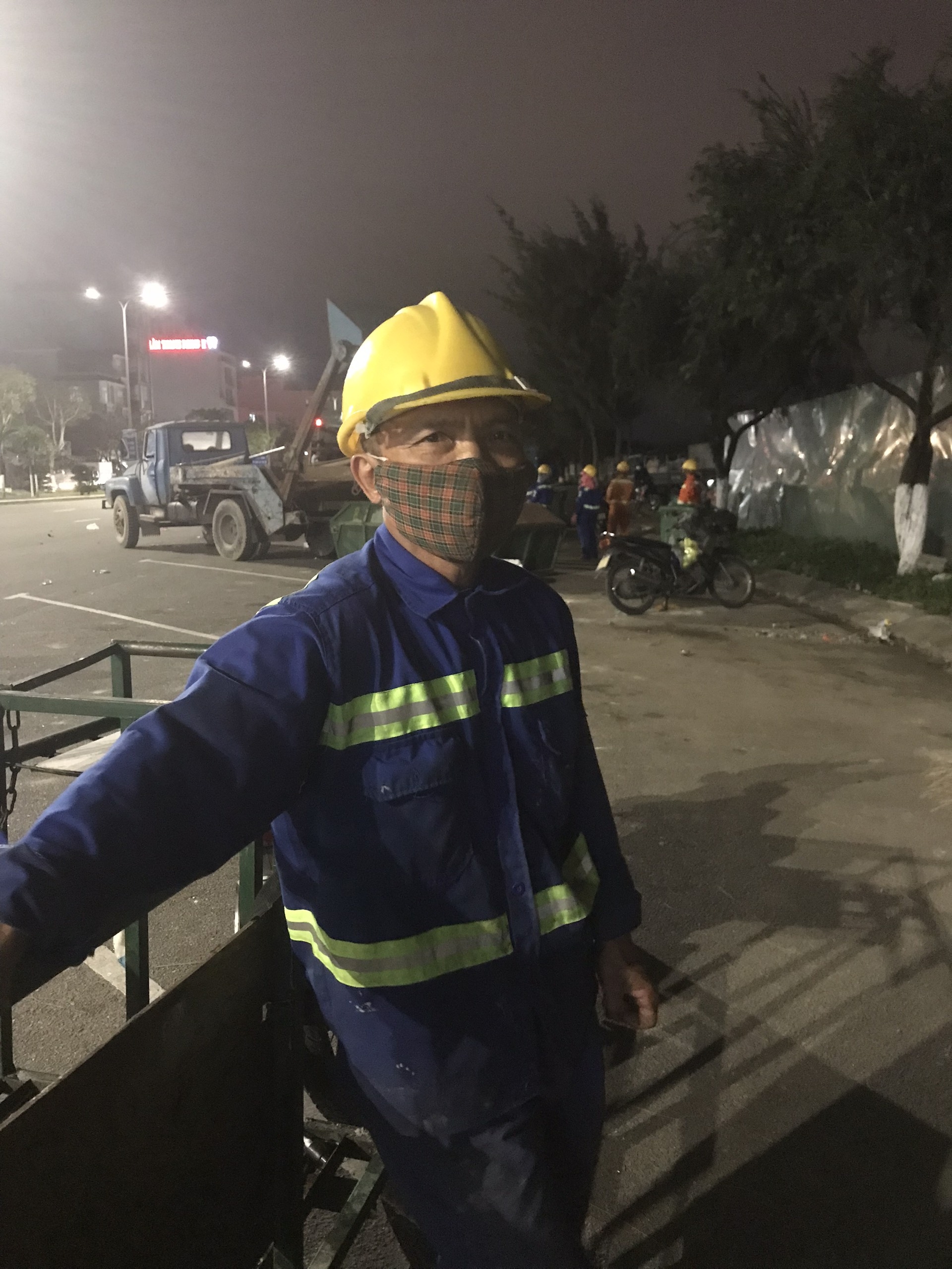 Anh Võ Văn Luyện có thâm niên gần 20 làm ở Xí nghiệp Môi trường Thanh Khê nhưng chưa một lần đón giao thừa cùng gia đình (Ảnh: Phan Nguyên) Anh Võ Văn Luyện có thâm niên gần 20 làm ở Xí nghiệp Môi trường Thanh Khê nhưng chưa một lần đón giao thừa cùng gia đình (Ảnh: Phan Nguyên)