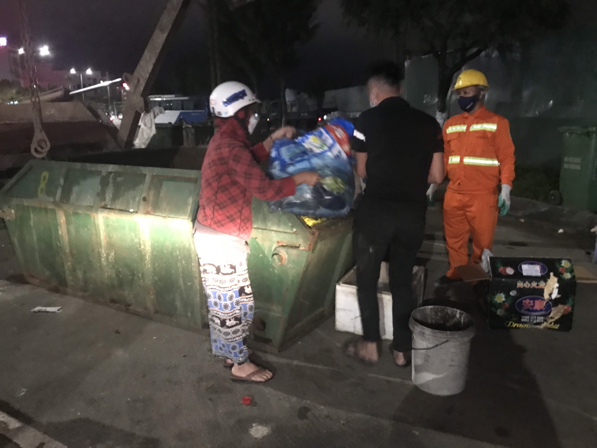 Người dân đem rác ra tận điểm tập kết (Ảnh: Phan Nguyên) Người dân đem rác ra tận điểm tập kết (Ảnh: Phan Nguyên)