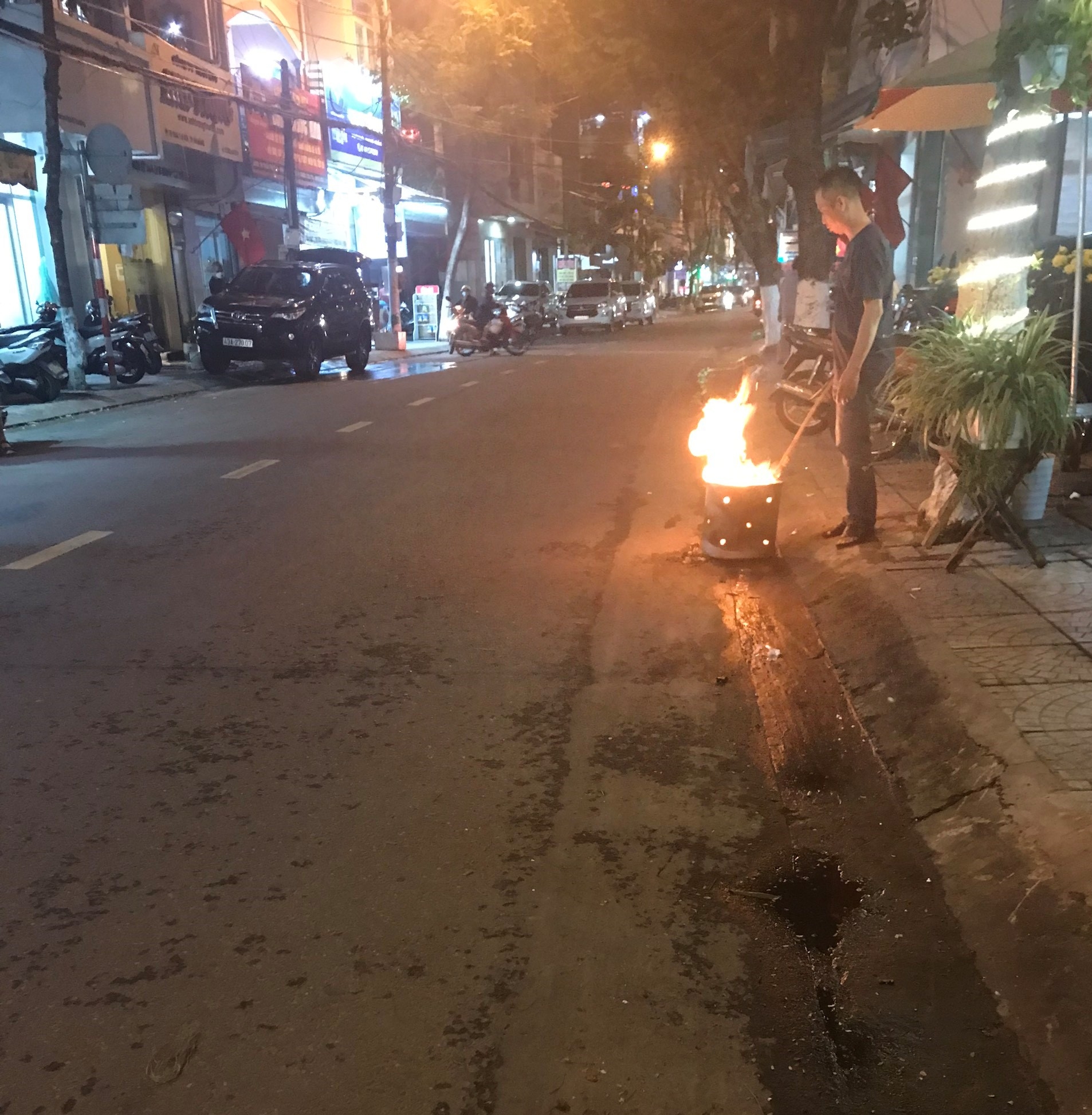 Mong mọi người sau khi cúng giao thừa, đốt giấy văn minh để công nhân môi trường được về sớm (Ảnh: Phan Nguyên) Mong mọi người sau khi cúng giao thừa, đốt giấy văn minh để công nhân môi trường được về sớm (Ảnh: Phan Nguyên)