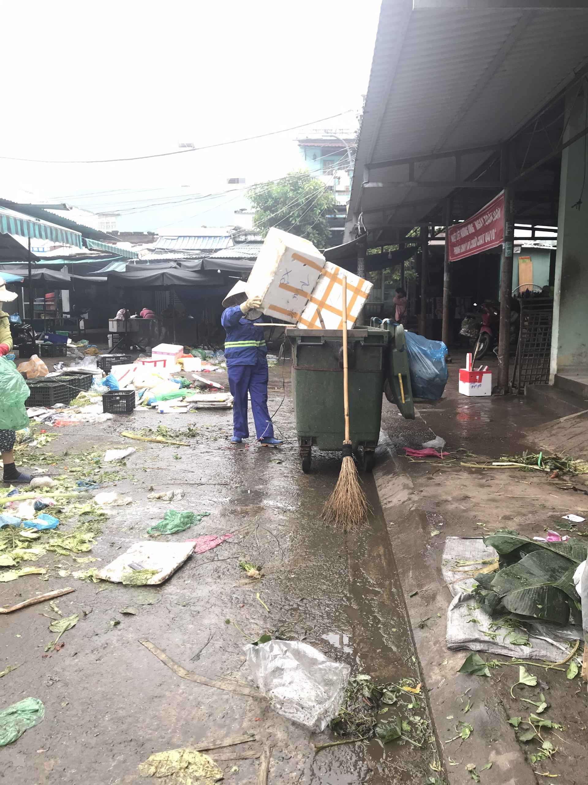 Khối lượng công việc của công nhân môi trường tăng gấp 3, gấp 4 lần so với ngày Tết (Ảnh: Phan Nguyên) Khối lượng công việc của công nhân môi trường tăng gấp 3, gấp 4 lần so với ngày Tết (Ảnh: Phan Nguyên)
