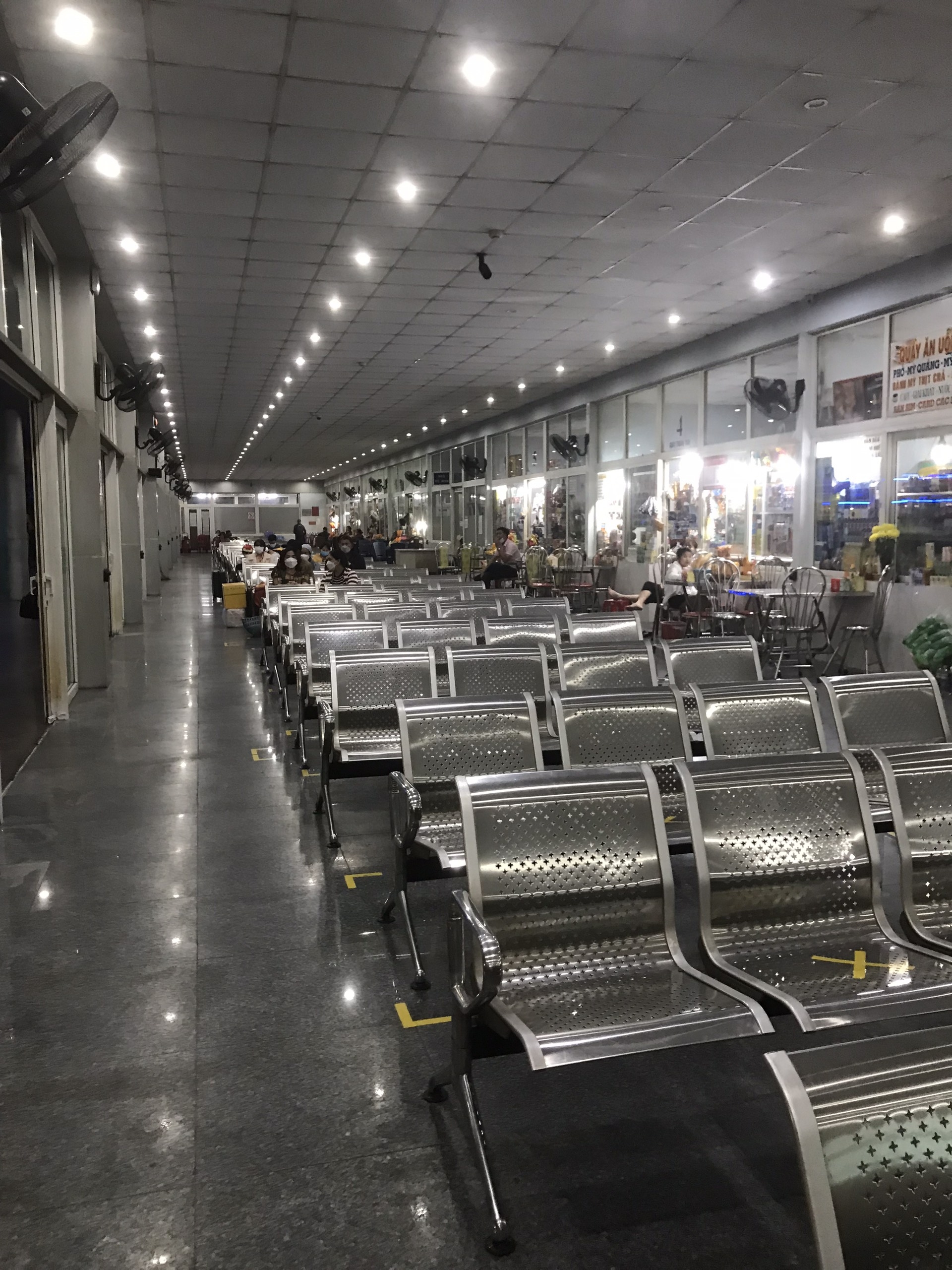 Bến xe thì vắng khách (Ảnh: Phan Nguyên)