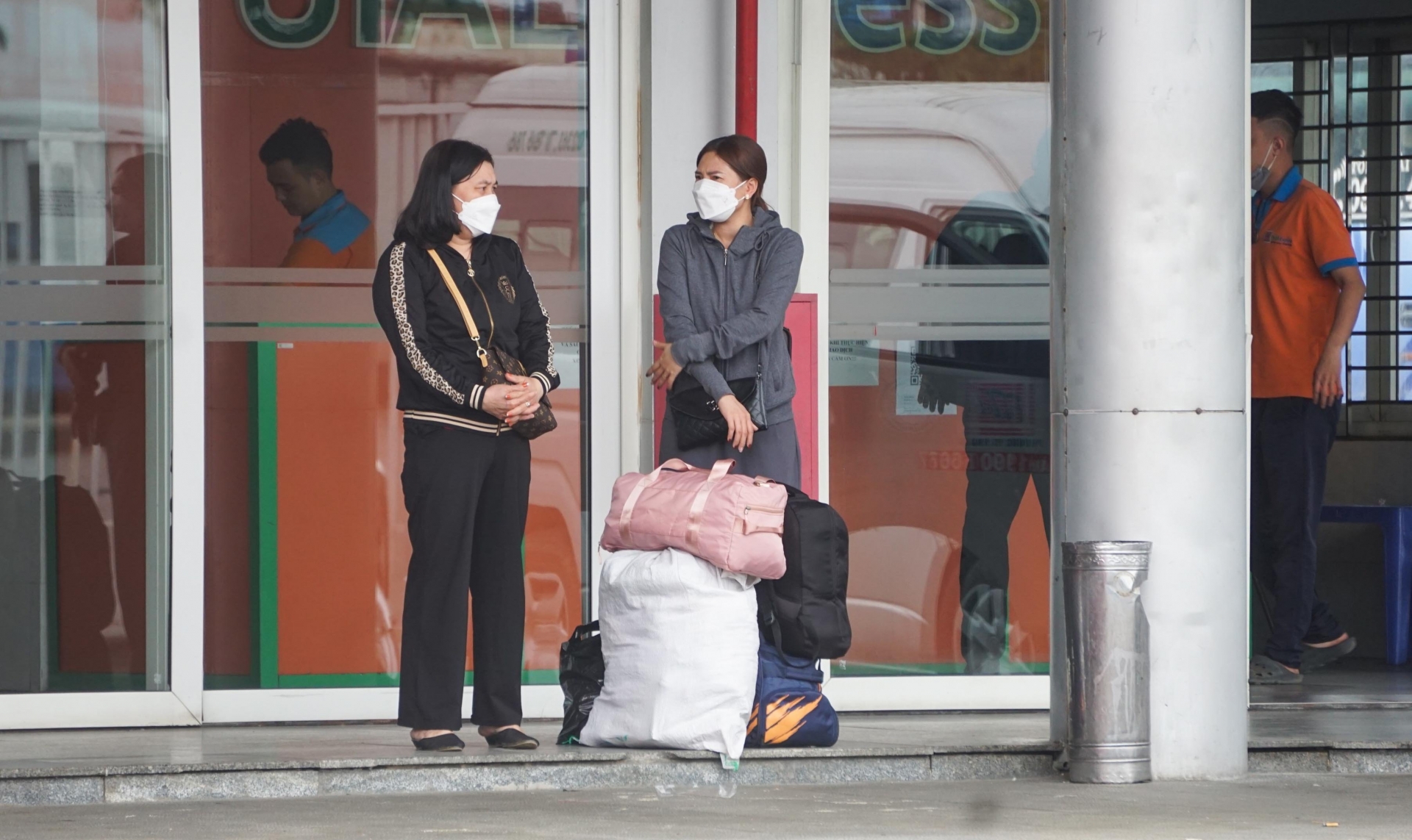 Ảnh 2: Tranh thủ trò chuyên khi đợi xe đến (Ảnh: Phan Nguyên)