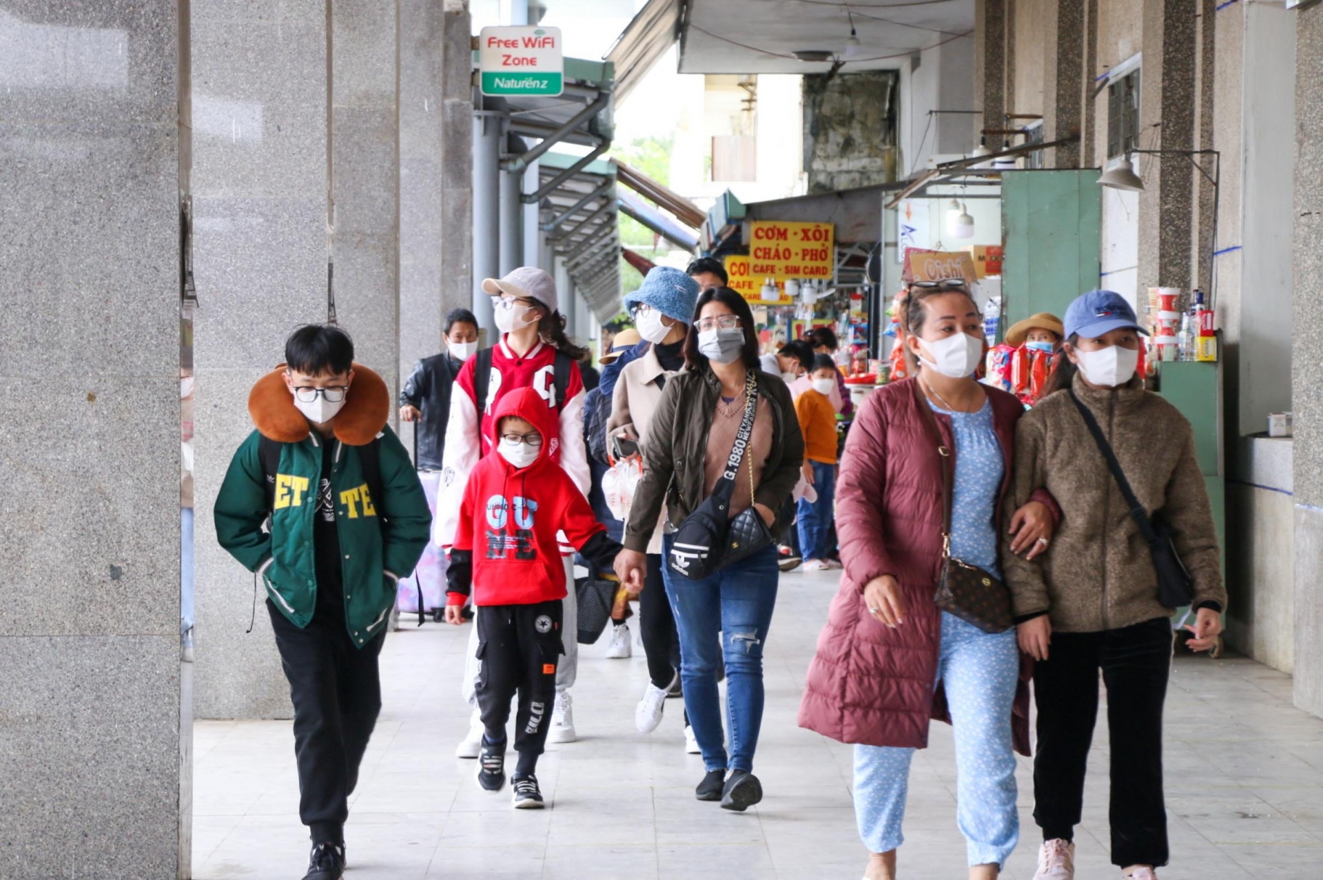 Những người lao động có con từ lớp 7 đến lớp 12 cũng trở lại Đà Nẵng bắt đầu đi học trực tiếp từ ngày 7/2 (Ảnh: Phan Nguyên)