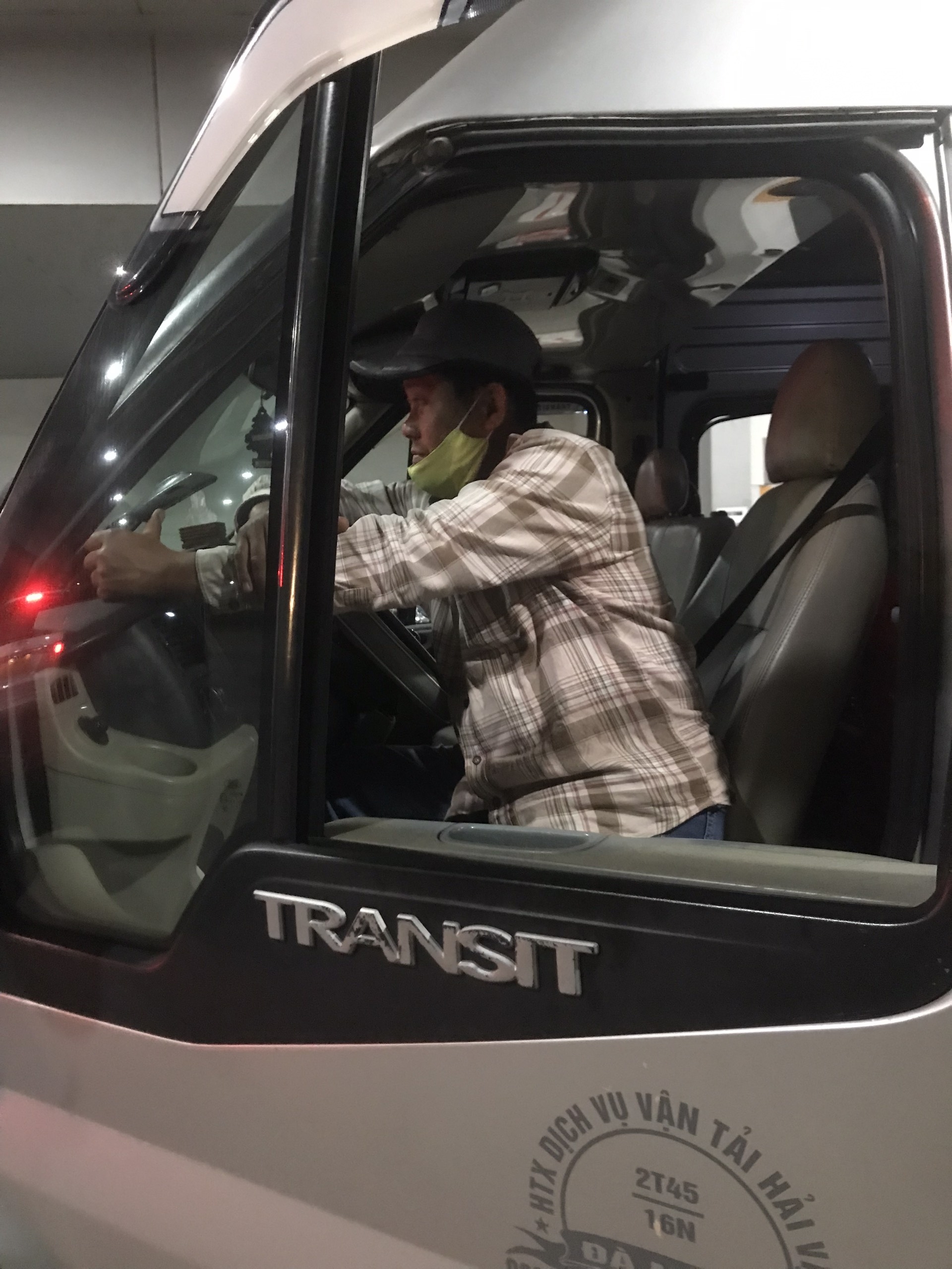 Anh Nguyễn Văn Sinh chia sẻ gần 20 năm lái xe chưa năm nào điêu tàn như năm nay (Ảnh: Phan Nguyên)