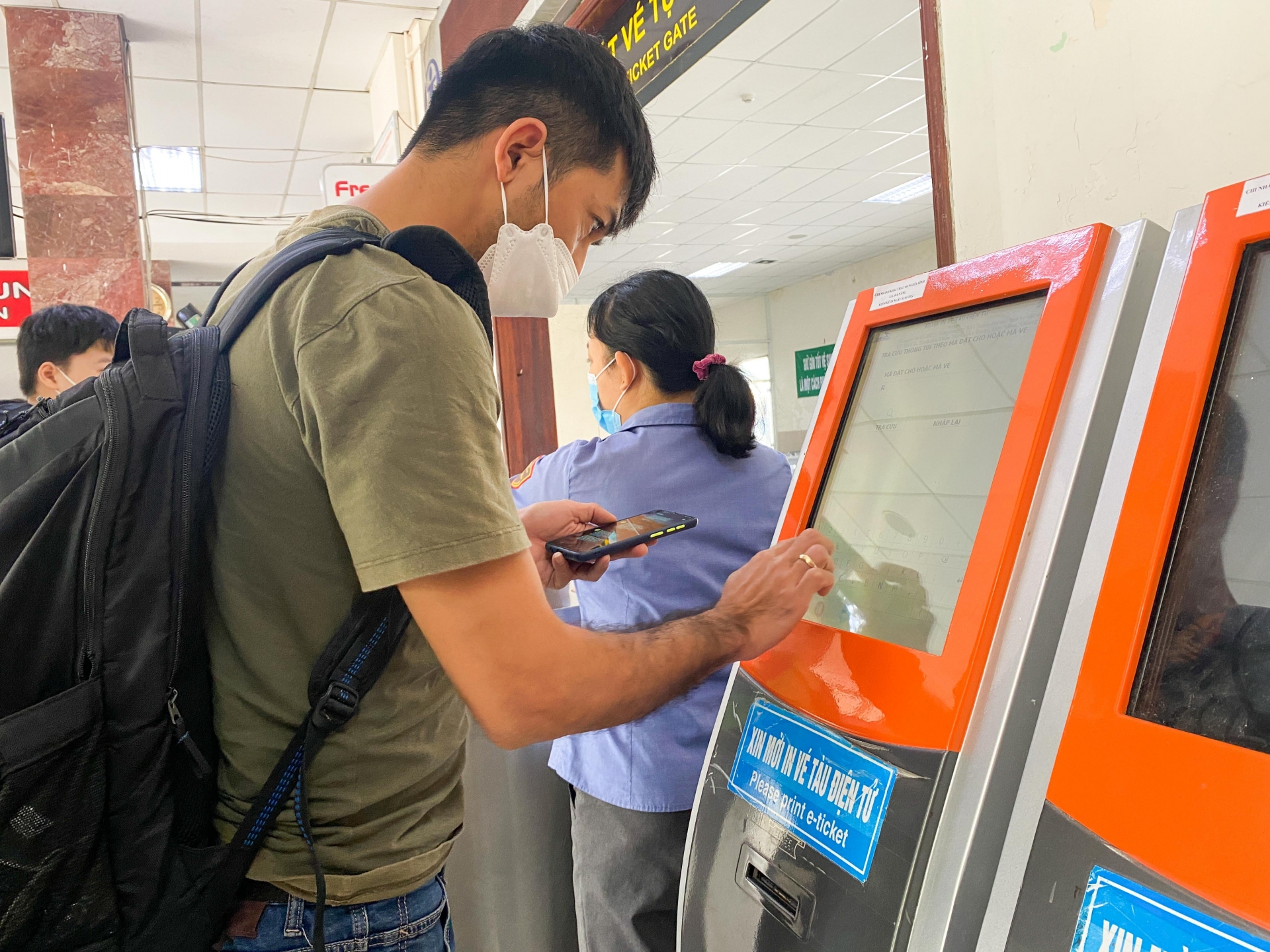 Mua vé tàu điện tử rất tiện trong bối cảnh dịch bệnh (Ảnh: Phan Nguyên)
