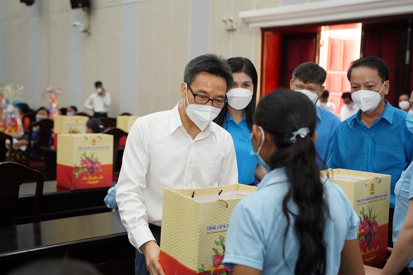 Phó Thủ tướng Chính phủ Vũ Đức Đam tặng quà cho công nhân lao động tại tỉnh Bình Thuận (Ảnh: LĐLĐ Bình Thuận) Phó Thủ tướng Chính phủ Vũ Đức Đam tặng quà cho công nhân lao động tại tỉnh Bình Thuận (Ảnh: LĐLĐ Bình Thuận)