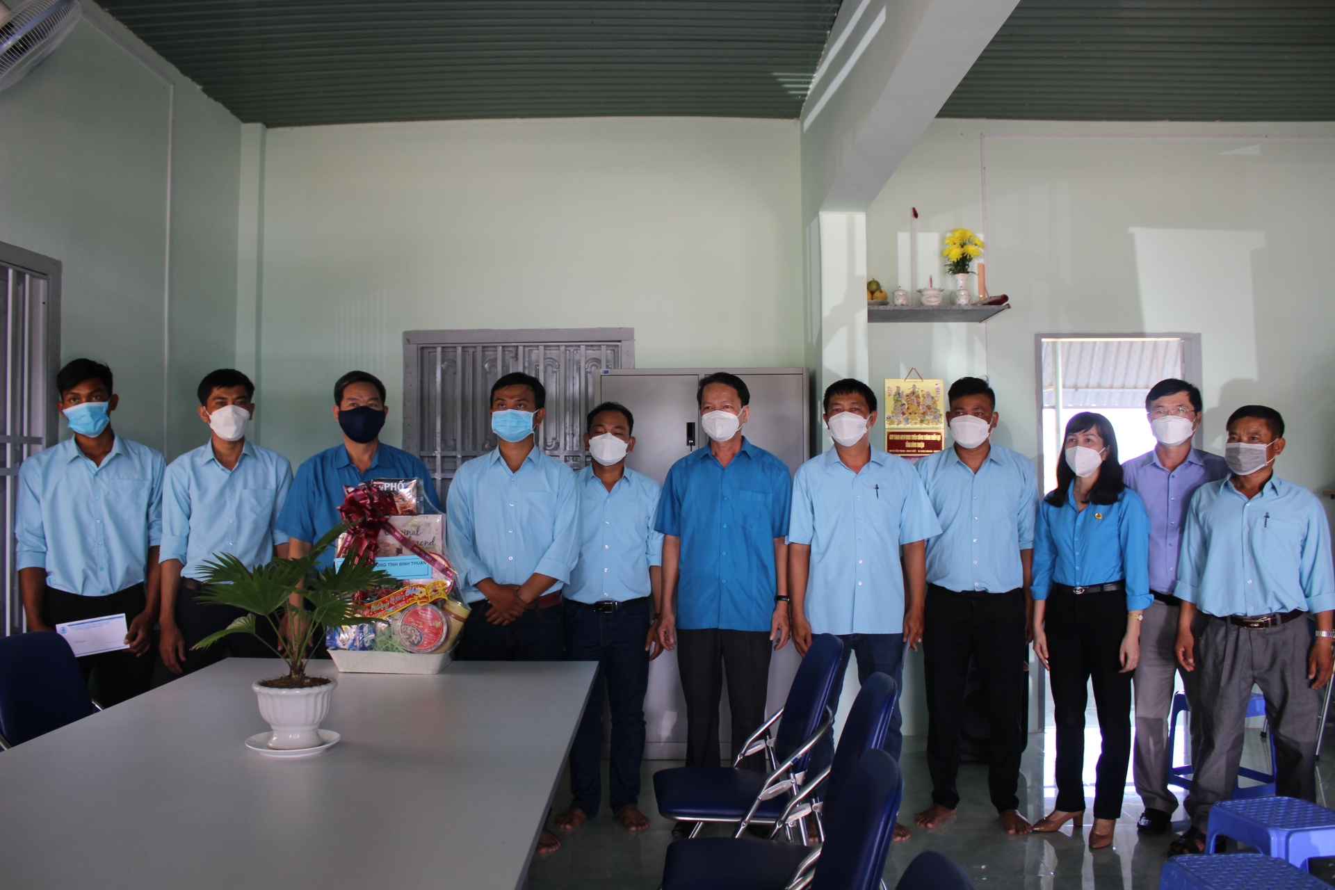 Thăm và tặng quà cho đoàn viên, NLĐ thuộc Công ty TNHH MTV Khai thác Công trình Thủy lợi Bình Thuận tại trạm Đông Giang - La Dạ (Ảnh: LĐLĐ Bình Thuận) Thăm và tặng quà cho đoàn viên, NLĐ thuộc Công ty TNHH MTV Khai thác Công trình Thủy lợi Bình Thuận tại trạm Đông Giang - La Dạ (Ảnh: LĐLĐ Bình Thuận)