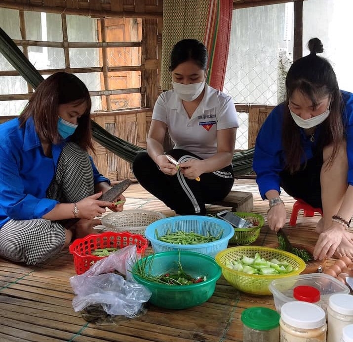 Các cô giáo Trường Tiểu học Mà Cooih vượt qua bao thiếu thốn giữ “Bếp ăn yêu thương” đỏ lửa suốt 2 năm qua (Ảnh: CĐ Trường Tiểu học Mà Cooih)