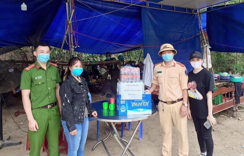 Hỗ trợ những chốt chặn trên địa bàn huyện Đông Giang đợt dịch vừa qua (Ảnh: CĐ Trường Tiểu học Mà Cooih)