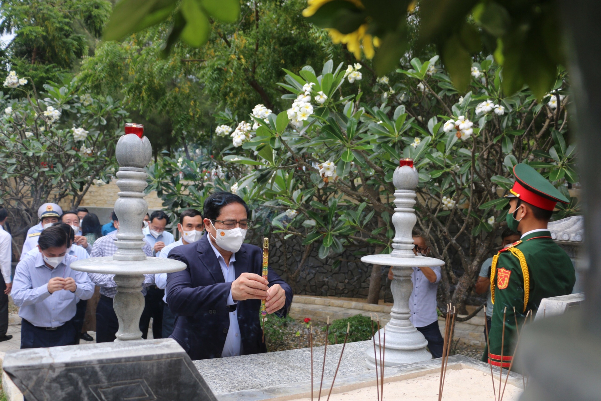 Thủ tướng Phạm Minh Chính dâng hương tại khu mộ gió của 64 chiến sĩ Gạc Ma. (Ảnh: Nhạn Vân) Thủ tướng Phạm Minh Chính dâng hương tại khu mộ gió của 64 chiến sĩ Gạc Ma. (Ảnh: Nhạn Vân)