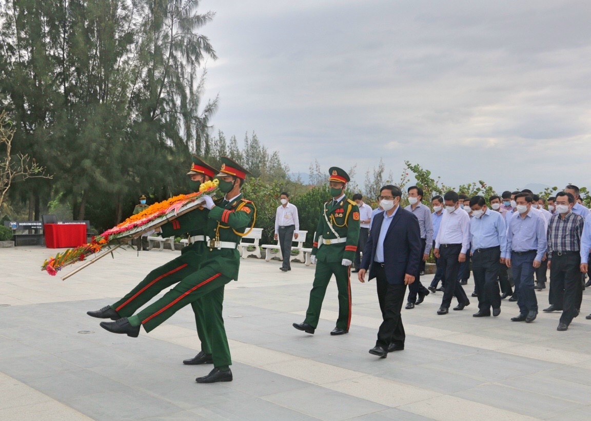 Thủ tướng Phạm Minh Chính cùng đoàn công tác của Chính phủ, lãnh đạo tỉnh Khánh Hòa dâng hương, hoa tại Khu tưởng niệm Chiến sĩ Gạc Ma. (Ảnh: Nhạn Vân) Thủ tướng Phạm Minh Chính cùng đoàn công tác của Chính phủ, lãnh đạo tỉnh Khánh Hòa dâng hương, hoa tại Khu tưởng niệm Chiến sĩ Gạc Ma. (Ảnh: Nhạn Vân)