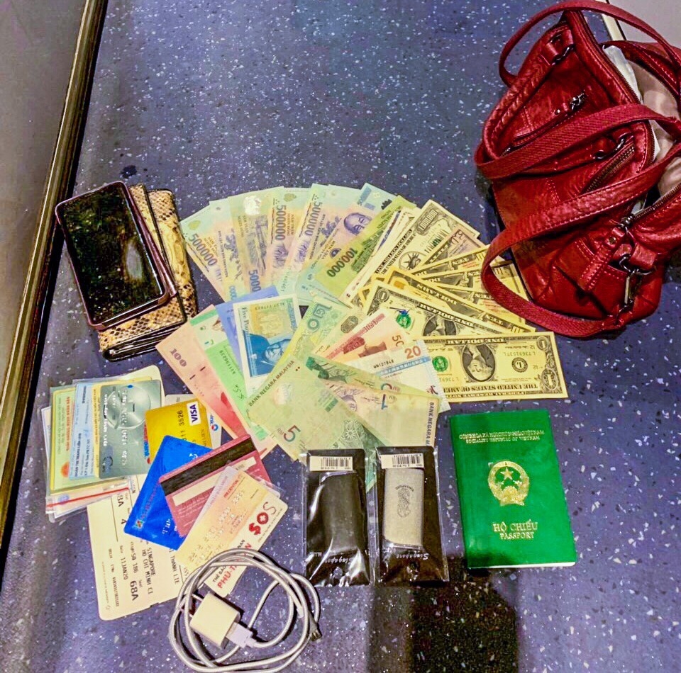 Nhân viên Đường sắt trả lại "1 tờ ghi mệnh giá 1 triệu USD có hình dạng giống tiền" nhan vien duong sat tra lai 1 trieu usd cho hanh khach bo quen tren tau