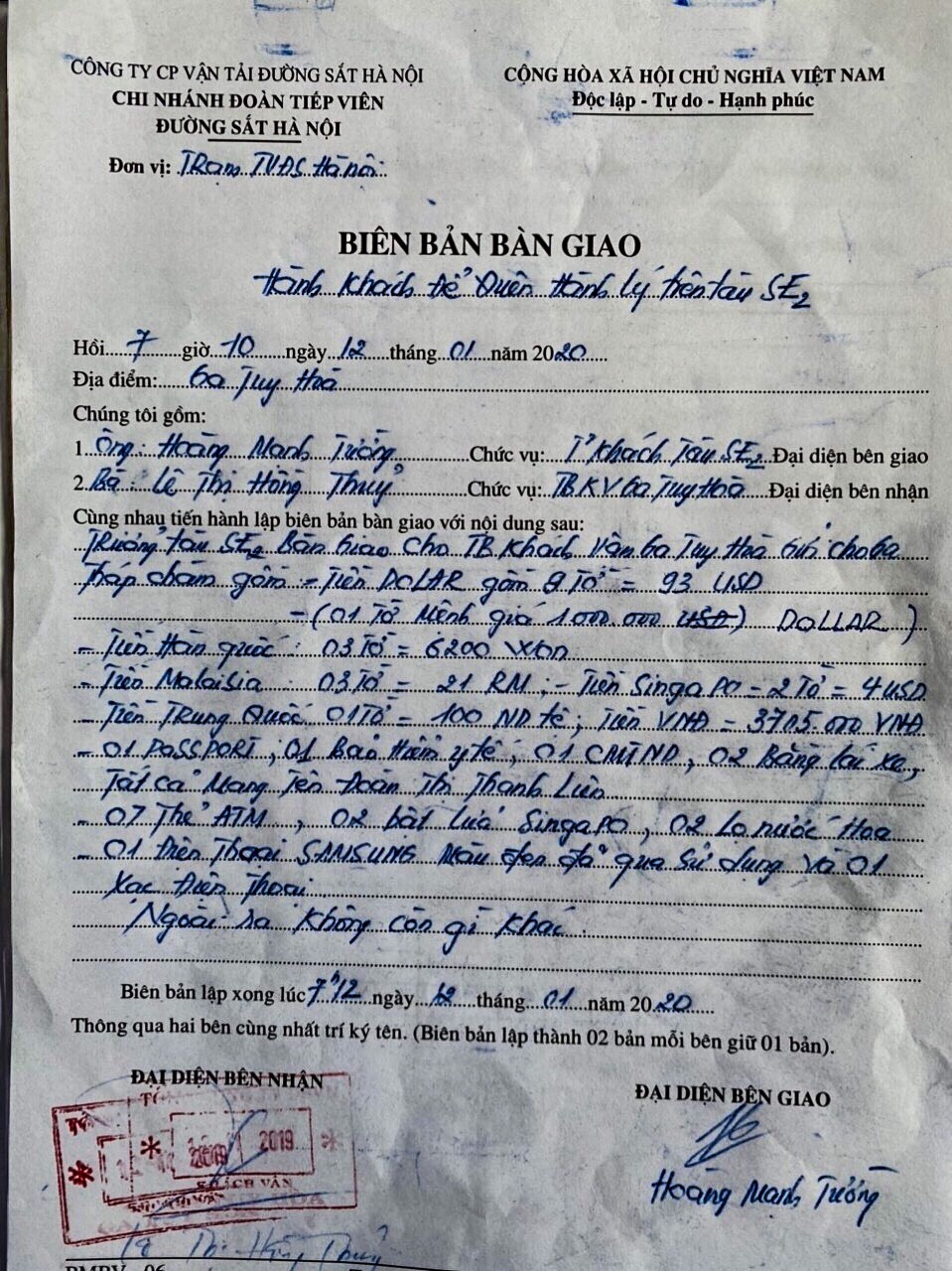 Nhân viên Đường sắt trả lại "1 tờ ghi mệnh giá 1 triệu USD có hình dạng giống tiền" nhan vien duong sat tra lai 1 trieu usd cho hanh khach bo quen tren tau