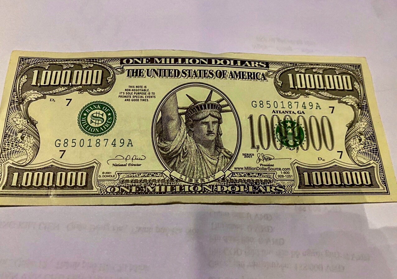 Nhân viên Đường sắt trả lại "1 tờ ghi mệnh giá 1 triệu USD có hình dạng giống tiền"