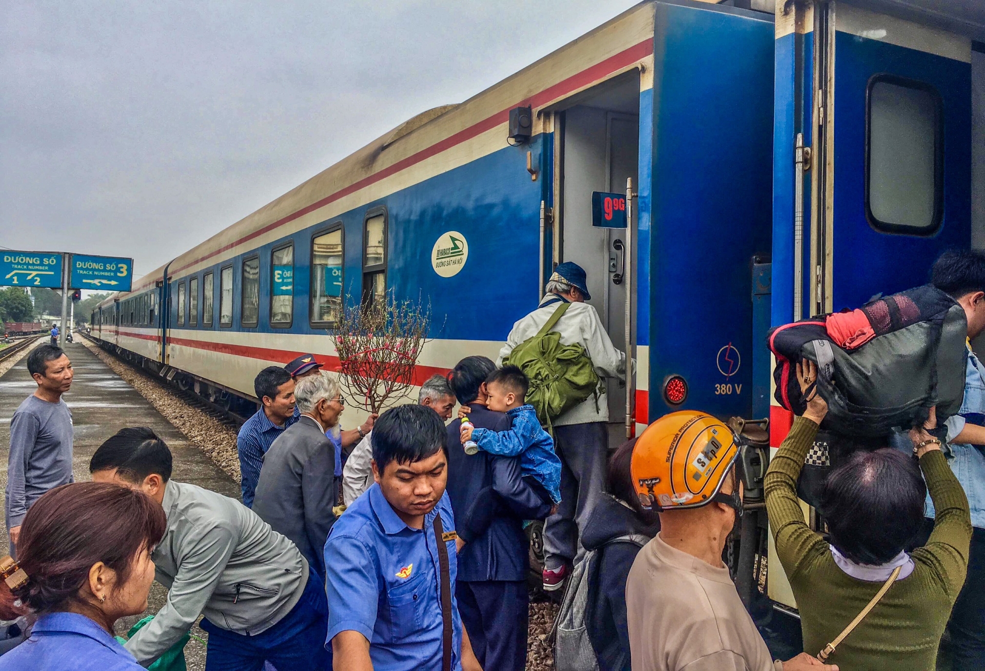 Khi nào người lao động nghỉ phép được thanh toán vé tàu?