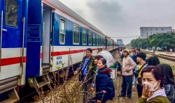 Tấm vé tàu, hạnh phúc của người lao động xa xứ