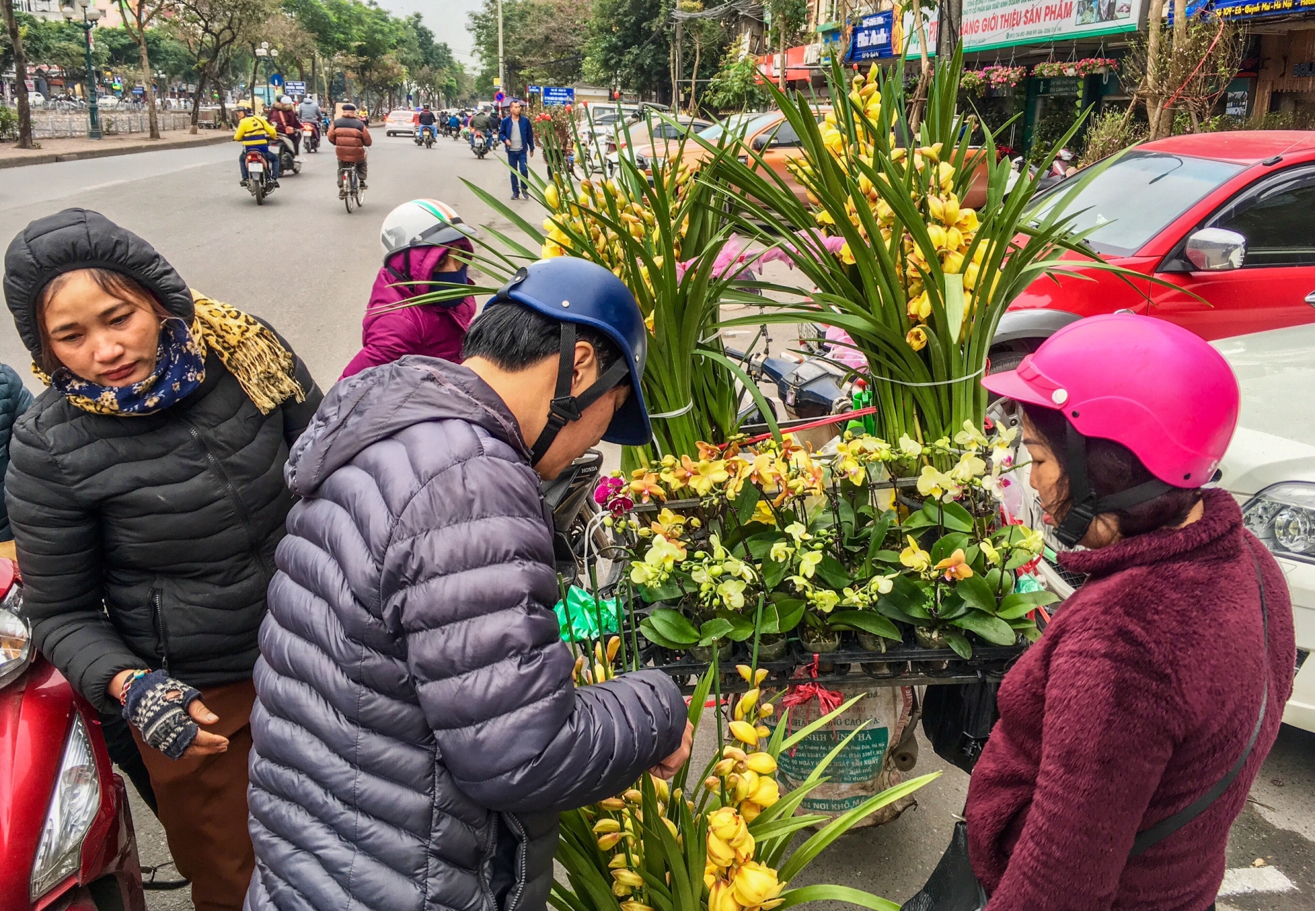 Công nhân tranh thủ thời gian, tất bật sắm Tết Nguyên đán