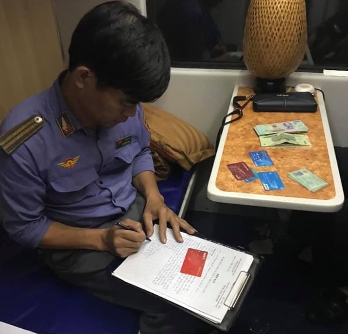 Trả lại hơn 33 triệu đồng cho hành khách quên trên tàu