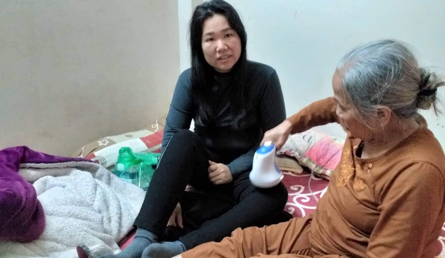 Gia đình công nhân Đường sắt bị tai biến xúc động trước những tấm lòng hảo tâm