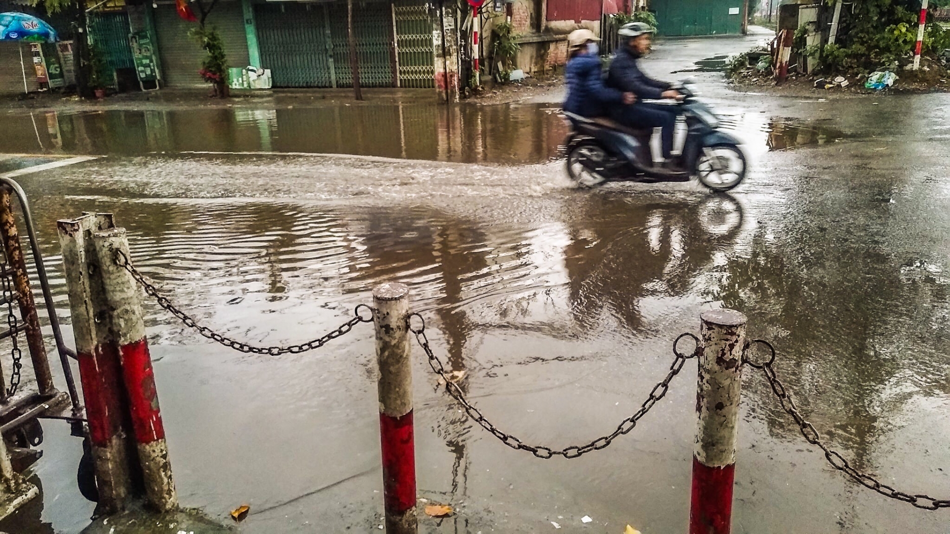 Mùng 1 Tết công nhân gác chắn đường ngang: Vất vả vì mưa rét