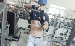 Công nhân cùng niềm say mê tập gym