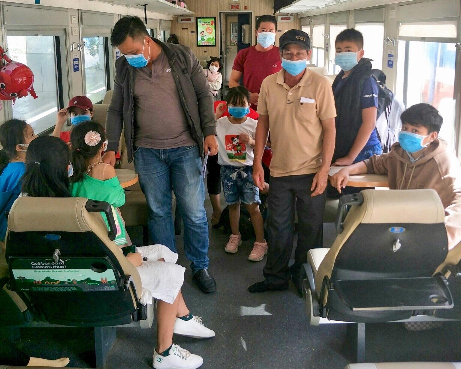 Nhân viên Đường sắt trước dịch viêm phổi Vũ Hán nhan vien duong sat truoc dich viem phoi vu han