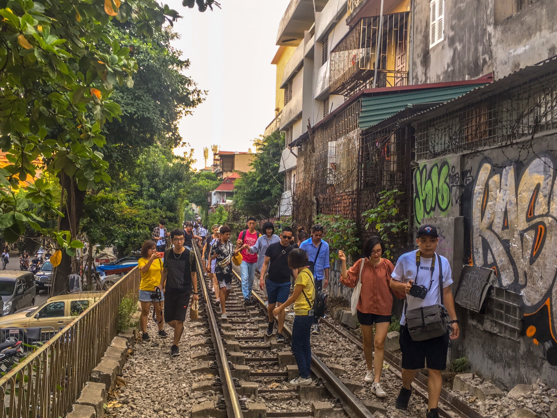Phố đường tàu Phùng Hưng và sức quyến rũ "hiểm nguy" pho duong tau phung hung suc quyen ru hiem nguy