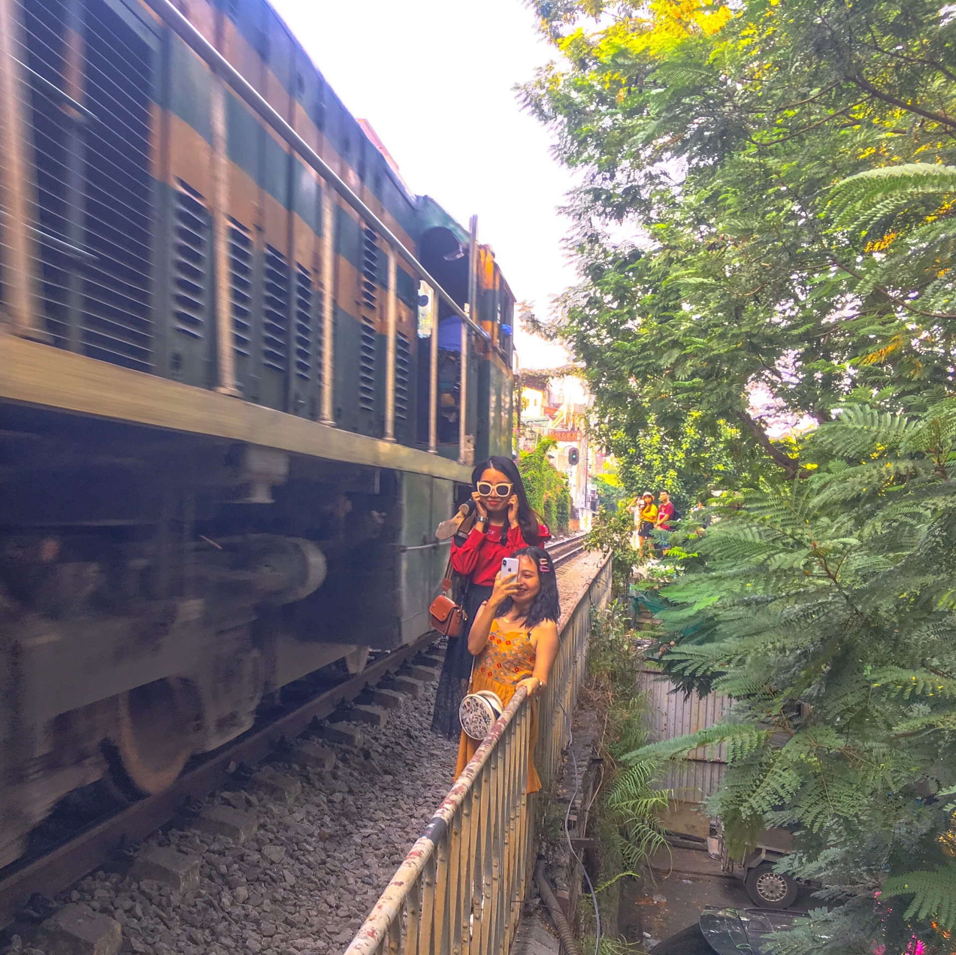 Phố đường tàu Phùng Hưng và sức quyến rũ "hiểm nguy"