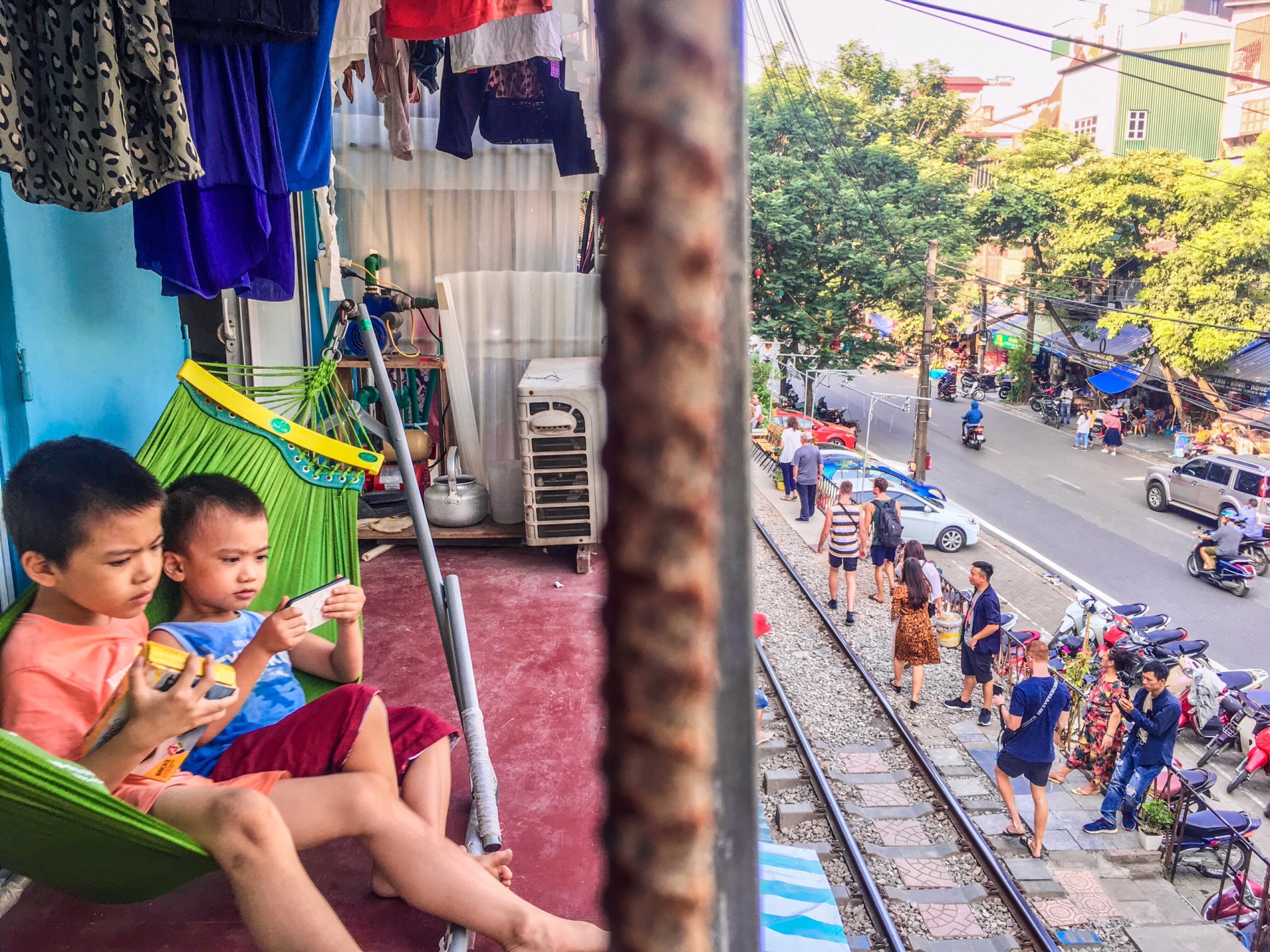 pho duong tau phung hung ranh gioi an toan mong manh