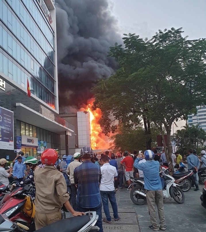 Hiếu kỳ ở hiện trường tai nạn và ẩn họa khôn lường hieu ky o hien truong tai nan an hoa khon luong