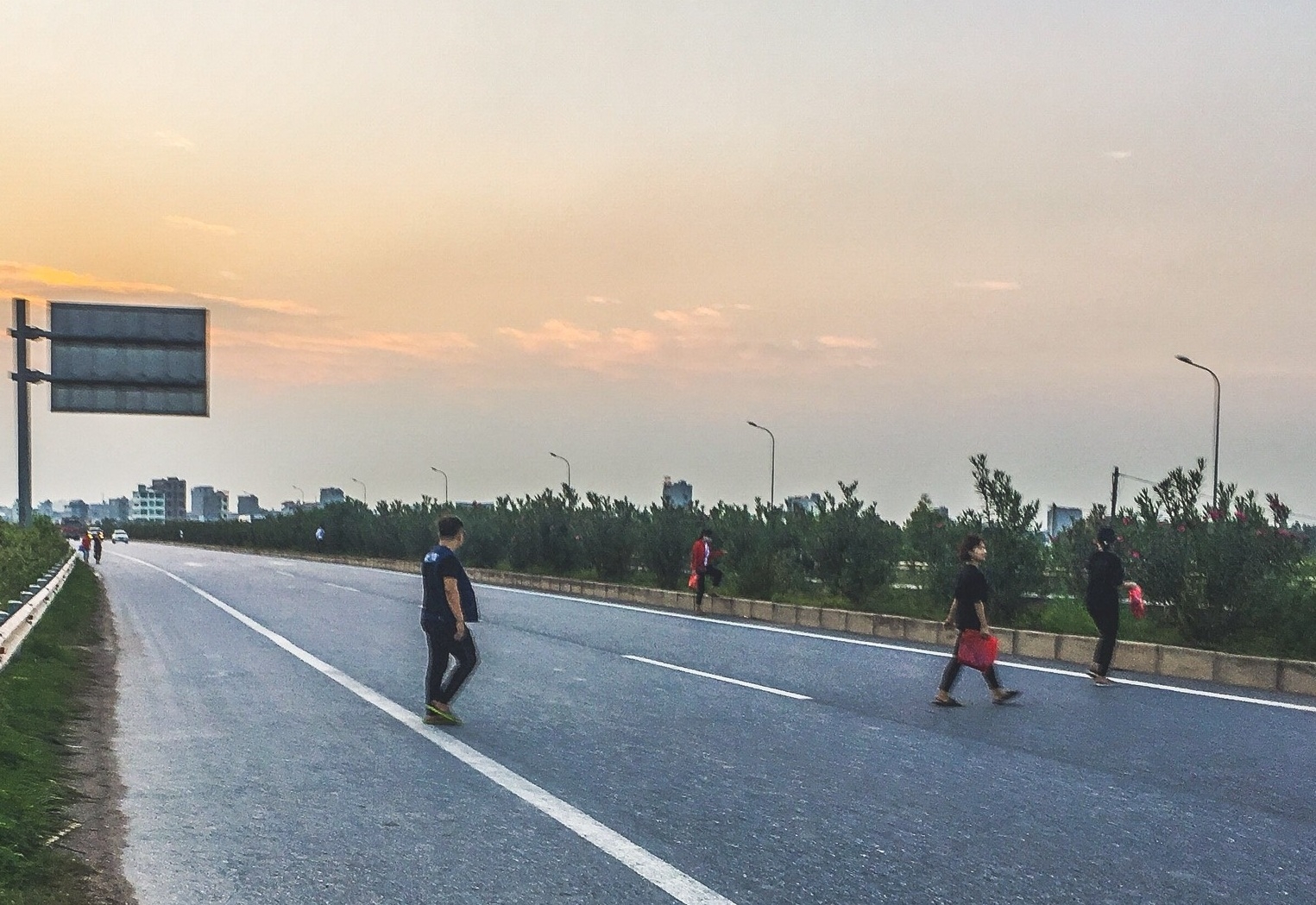 Vì sao công nhân vẫn liều mình băng qua cao tốc Hà Nội – Bắc Giang? cong nhan van lieu minh bang qua cao toc ha noi bac giang