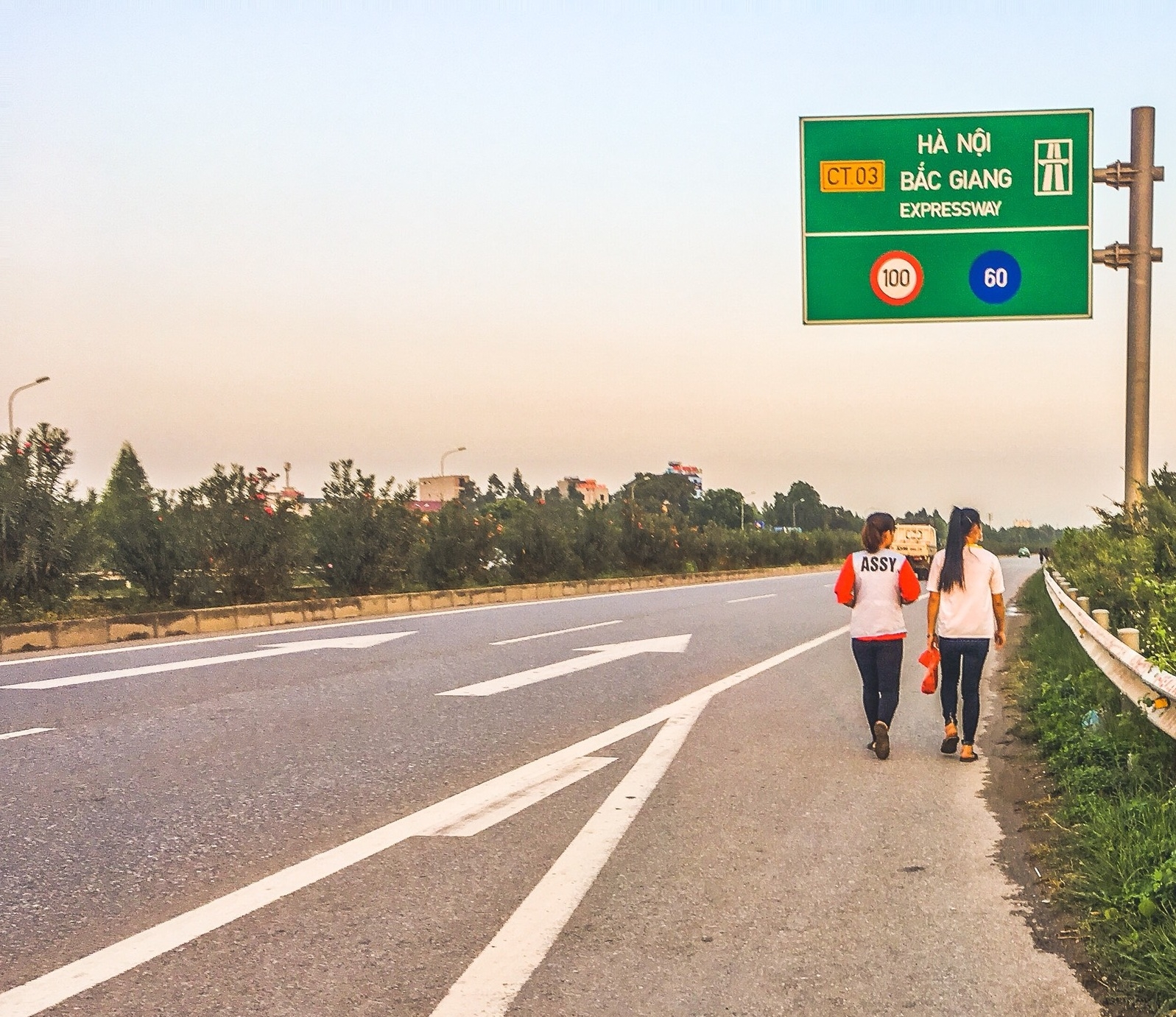 Vì sao công nhân vẫn liều mình băng qua cao tốc Hà Nội – Bắc Giang? cong nhan van lieu minh bang qua cao toc ha noi bac giang