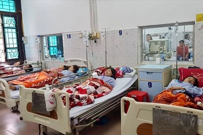 Gần 100 công nhân Golden Victory nhập viện vì ngộ độc khí lạ